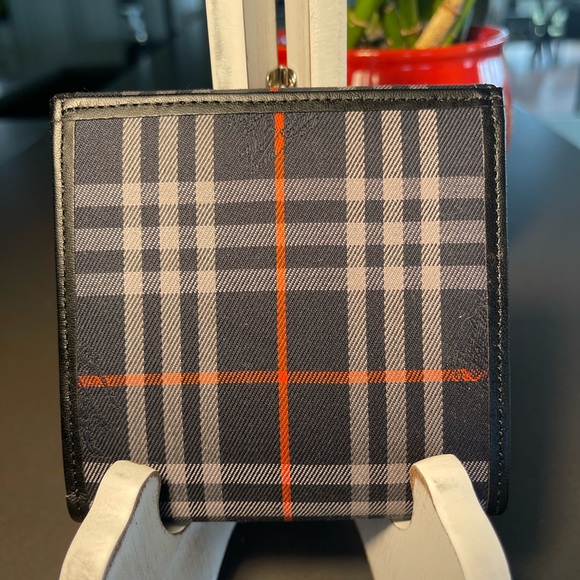 Excellent condition Burberry unisex Bifold Wallet. - Picture 3 of 11